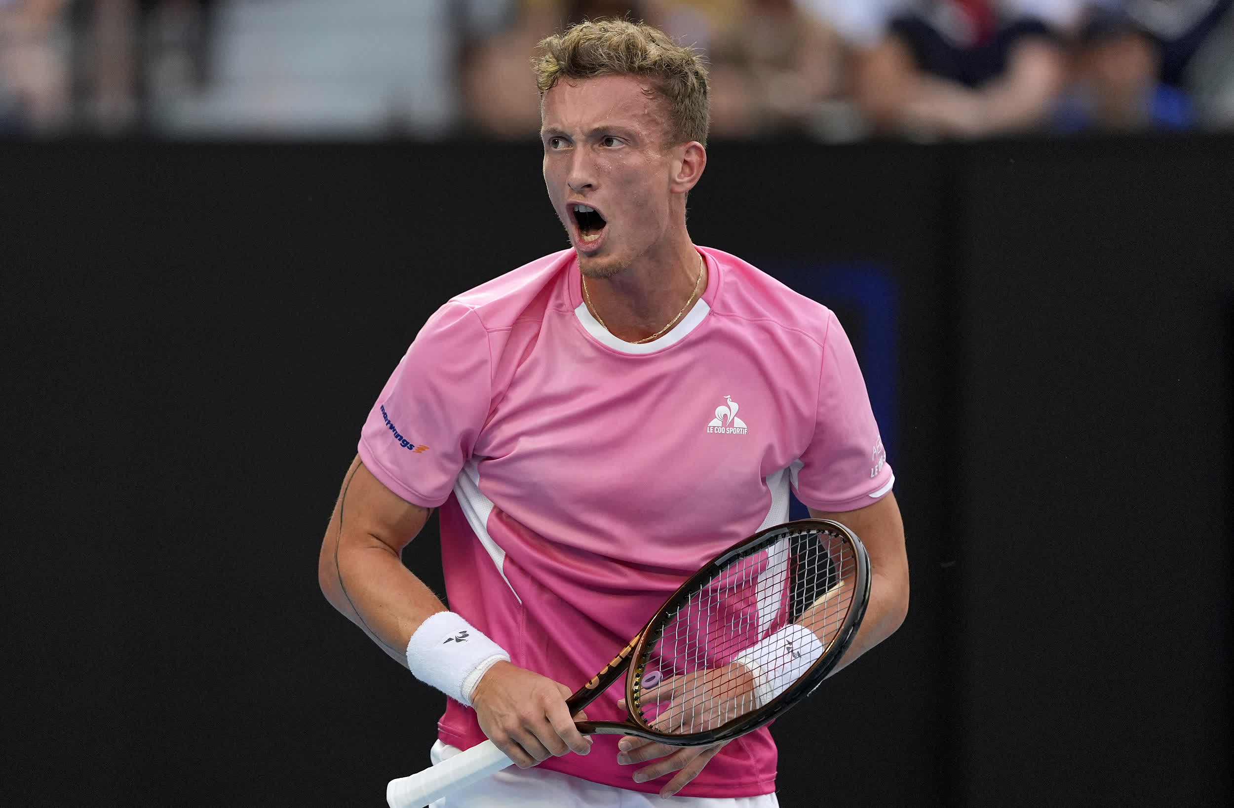 开云电竞-德约科维奇遭遇五持续失利，TL教练压力巨大！再创辉煌时刻(德约科维奇克服伤病)