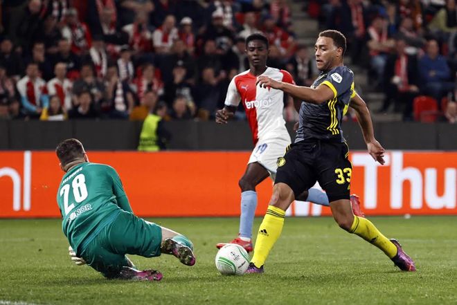 开云电竞-包含河床训练开放日，赛前外线爆发引观众欢呼，荷甲在即，年轻球员获得机会的词条